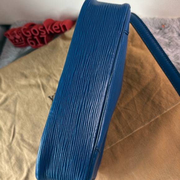 💎 Louis Vuitton Blue EPI Trocadero Crossbody 💎 - Picture 10 of 16